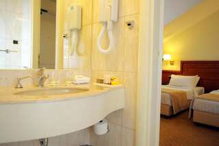 Отель My City Hotel Таллин Стандартный двухместный номер с 1 кроватью или 2 отдельными кроватями-9